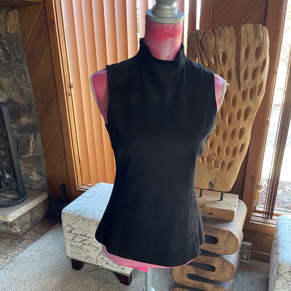 Sleeveless turtleneck in suede